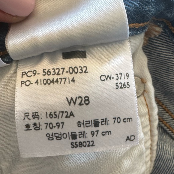 Like new, Women’s Levi’s 501 Original Cutoff Blue Denim Shorts, size 28. - Picture 9 of 10